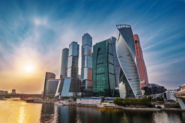 Moscow City - fütüristik mimarisi gökdelenler binaları ile yeni modern uluslararası iş merkezi Panoraması Moskova Nehri günbatımında yansıtıyordu.