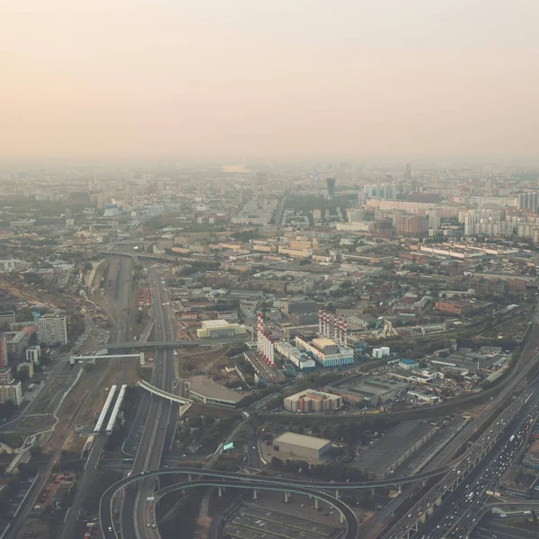 Luchtfoto bovenaanzicht van Moskou stad above, wegen met autoverkeer, stadsgezicht panorama, gebouwen in de avond schemering — Stockfoto