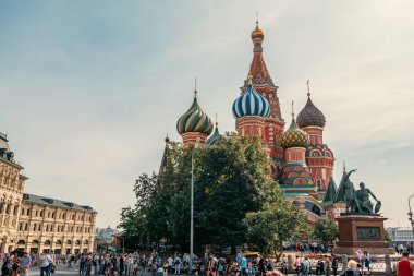 Moskova, Rusya - Eylül 2018: Kızıl Meydan St Basil Katedrali arkasında turist