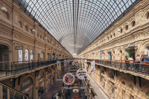Μόσχα, Ρωσία - Σεπτεμβρίου 2018: Εσωτερικό των ούλων, κεντρική Μόσχα Universal πολυκατάστημα, μεγάλο εμπορικό κέντρο στο κέντρο της Μόσχας — Φωτογραφία Αρχείου