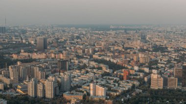 Panoramik hava görünümü büyük şehir Moskova yukarıdan, twilight saat
