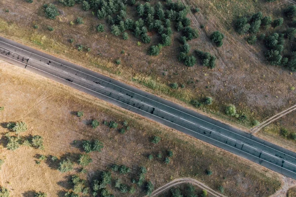 Vue aérienne du dessus de la route asphaltée en zone rurale ou à la campagne — Photo