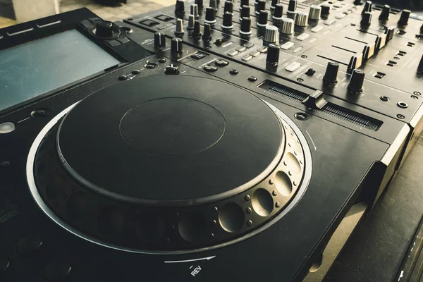 DJ draaitafel dek mixer close-up, geluidsapparatuur, audio controlepaneel voor partij, nachtclubs of muziekstudio — Stockfoto