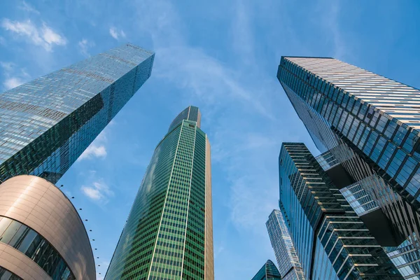 Moskova şehir merkezinde iş binalarda modern futuristik gökdelen