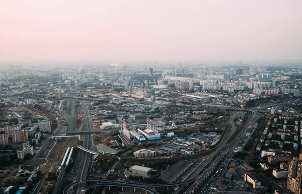 Luchtfoto bovenaanzicht van Moskou stad above, wegen met autoverkeer, stadsgezicht panorama, gebouwen in de avond schemering — Stockfoto