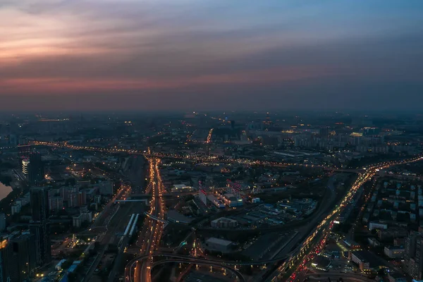 Luchtfoto panorama van nacht stad Moskou, Rusland. Stedelijke stadsgezicht na zonsondergang met verlichte straten en gebouw — Stockfoto