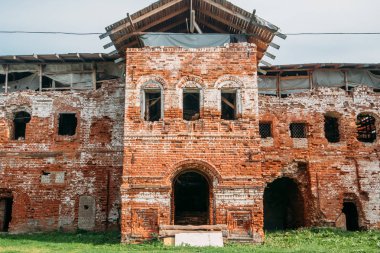 Eski bir ortaçağ terk edilmiş yıkık kırmızı tuğla kale veya Ortodoks Tapınağı kalıntıları