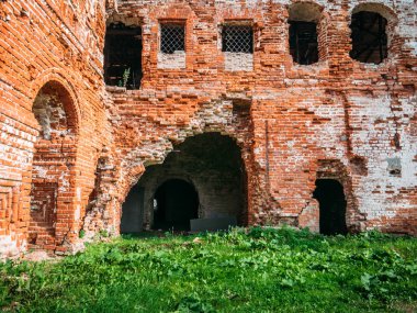 Eski bir ortaçağ terk edilmiş yıkık kırmızı tuğla kale veya Ortodoks Tapınağı kalıntıları