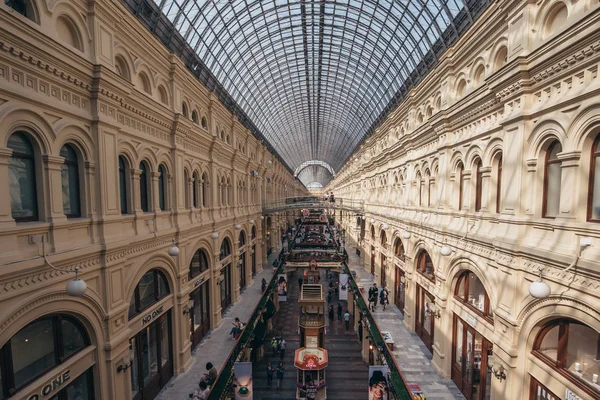 Μόσχα, Ρωσία - Σεπτεμβρίου 2018: Το εσωτερικό των ούλων, κεντρική Μόσχα Universal πολυκατάστημα, μεγάλο εμπορικό κέντρο στο κέντρο της Μόσχας, καταλαμβάνει μπλοκ της Κίνας-πόλη — Φωτογραφία Αρχείου