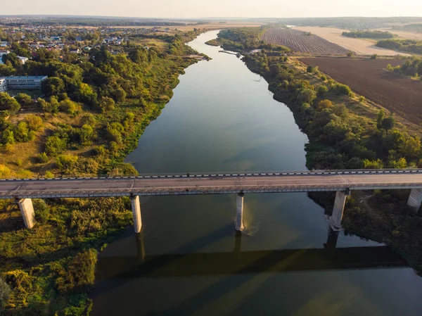 Воздушный вид на мост через реку Дон в Воронеже, осенний пейзаж сверху с дорожным и автомобильным транспортом — стоковое фото