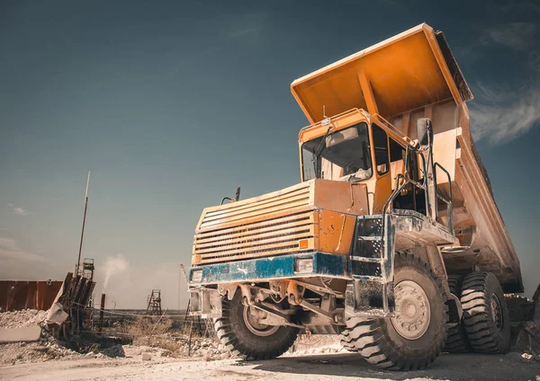 Велика вантажівка жовтий гірничо працює в кар'єр як промислові тло, копія простір для тексту — стокове фото