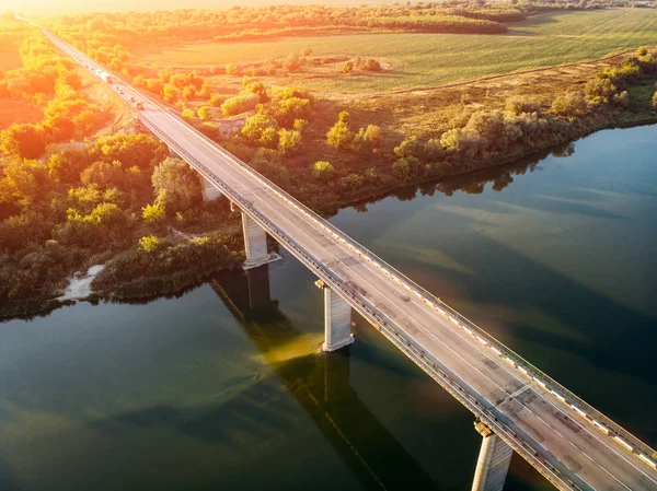 A légi felvétel a Don folyó Voronezh, őszi táj felülről Kilátás-val a autópálya közúti és autó szállítás híd — Stock Fotó