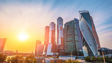 Gün batımında panoramik görünümü Moskova Nehri ve Moskova şehir. Yeni modern futuristik gökdelen Moskova-City