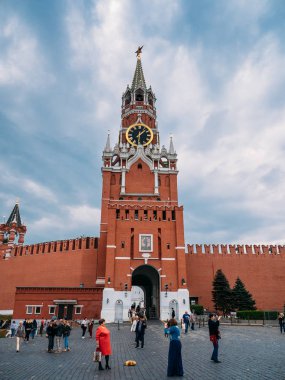 Moskova, Rusya - Eylül 2018 yaklaşık: Kremlin şehir Rus sermaye ve Kızıl Meydan turistlere işçinin kule, Moskova Kremlin üzerinde chimes