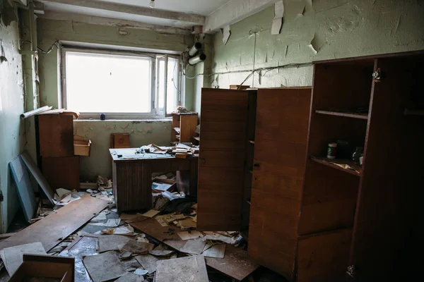 Habitación embrujada y abandonada en edificio industrial en ruinas, interior espeluznante edificio sin gente — Foto de Stock