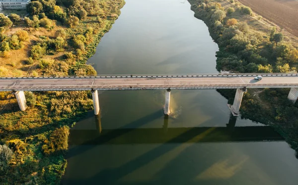 Vista aérea da ponte sobre o rio Don em Voronezh, paisagem de outono de cima vista com rodovia e transporte de carro — Fotografia de Stock