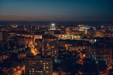 Binalar, alışveriş merkezleri ve yollar trafik, manzarası şehir panoraması ile gece şehrin havadan görünümü