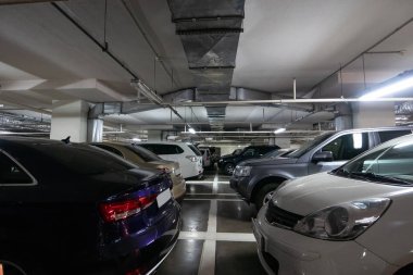 İç modern alışveriş merkezi ile lots-in Araçlar altında ışıklı Yeraltı otopark