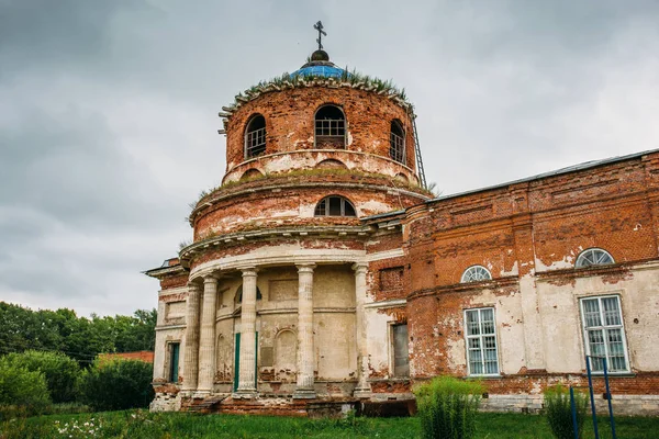 Wajah Gereja Ortodoks Rusia kuno yang hancur dengan tiang — Stok Foto