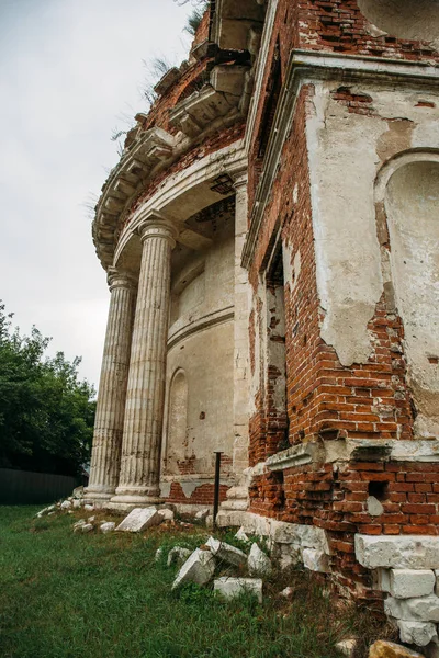 Fachada da antiga Igreja Ortodoxa Russa arruinada com colunas — Fotografia de Stock