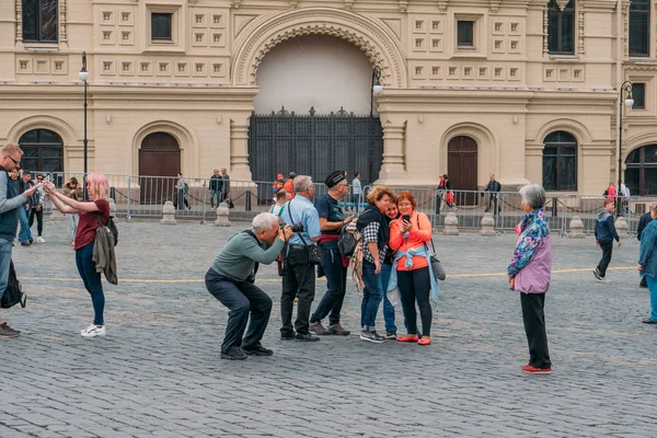 Moskou, Rusland - circa September 2018: toeristen op het Rode plein - centrum van Moskou in de buurt van Kremlin, populaire toeristische plaats — Stockfoto