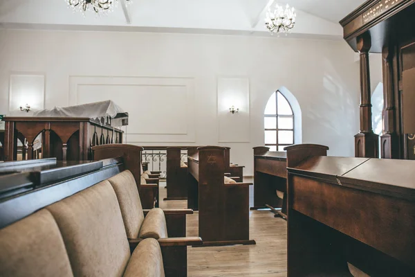 Synagoge binnen interieur met rijen van bankjes voor gebeden — Stockfoto