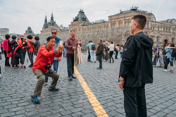 Moskou, Rusland - Circa September 2018: Groep van gelukkig Aziatische toeristen neemt foto op het Rode plein in Moskou — Stockfoto