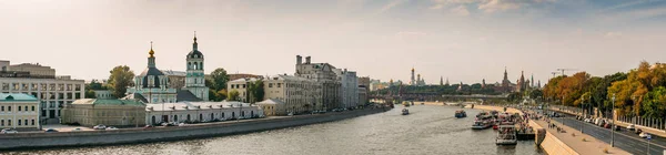 Moscou, Rússia - Circa setembro 2018: Panorama do rio Moscou com barcos e aterros e vista sobre o Kremlin na Praça vermelha — Fotografia de Stock
