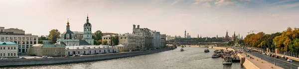 Moskau, russland - ca. september 2018: panorama des moskauer flusses mit booten und damm und blick auf kremlin auf dem roten platz — Stockfoto