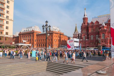 Moskova, Rusya - 9 Eylül 2018: kalabalıklar yürüyen insanlar, Moskova yakınlarındaki Kızıl Meydan, kutlama günü şehir, şehir merkezinde turist 871 yıl yıldönümü