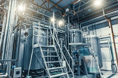 Modern bira üretim çelik tanklar ve borular, makine araçları ve fıçılar, bira üretimi