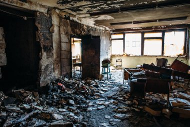 Yanmış ev iç. Endüstriyel Bina odada Yakılan, mobilya kömürleşmiş ve daire yangından sonra hasarlı