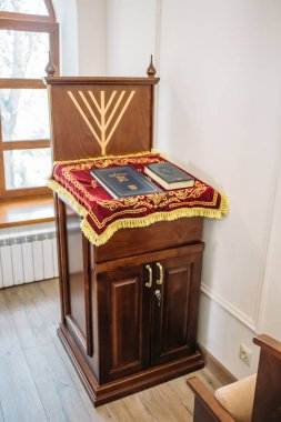 Rusya, Kaluga - yaklaşık Ağustos 2018: Kitaplar içinde sinagog Tevrat ile standında