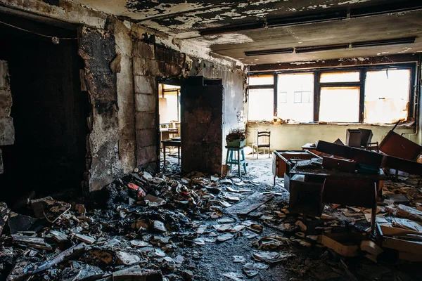 Verbrande huis interieur. Kamer in industrieel gebouw verbrand, verkoold meubilair en appartement beschadigd na brand — Stockfoto