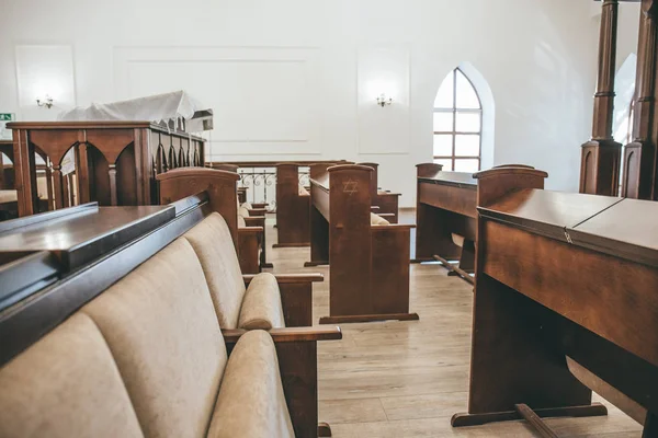 Synagoge binnen interieur met rijen van bankjes voor gebeden — Stockfoto