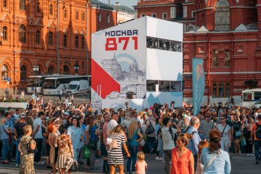 Moskova, Rusya - 9 Eylül 2018: kalabalıklar yürüyen insanlar, Moskova yakınlarındaki Kızıl Meydan, kutlama günü şehir, şehir merkezinde turist 871 yıl yıldönümü