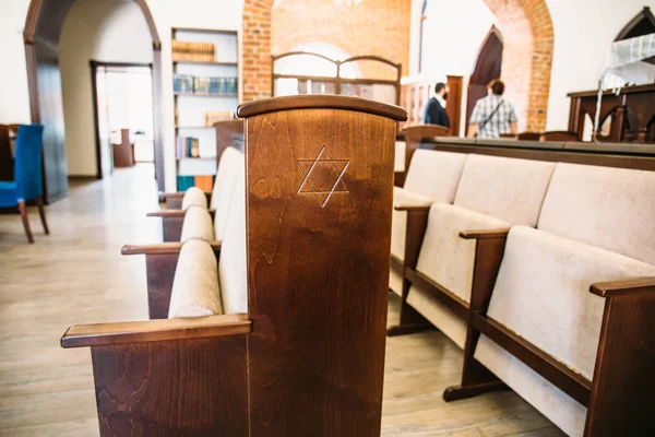 Зірка Давида, єврейський зображена на дерев'яні лавки або крісло в синагозі — стокове фото