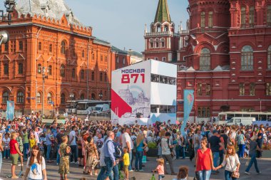 Moskova, Rusya - 9 Eylül 2018: kalabalıklar yürüyen insanlar, Moskova yakınlarındaki Kızıl Meydan, kutlama günü şehir, şehir merkezinde turist 871 yıl yıldönümü