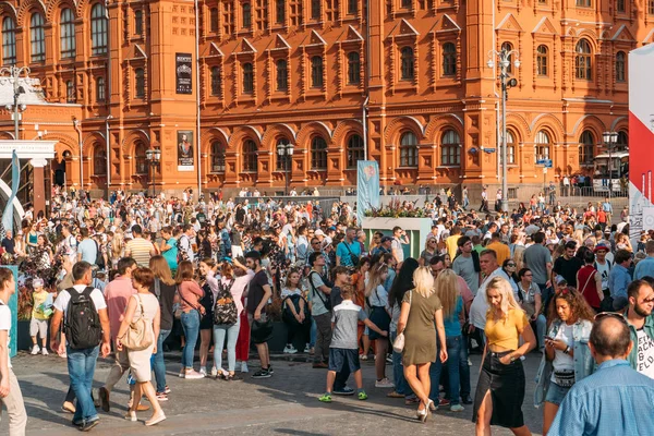 Moskau, russland - 9. september 2018: massen von spazierenden menschen, touristen in der innenstadt von moskau in der nähe des roten platzes am feiertag der stadt, 871 jahre — Stockfoto