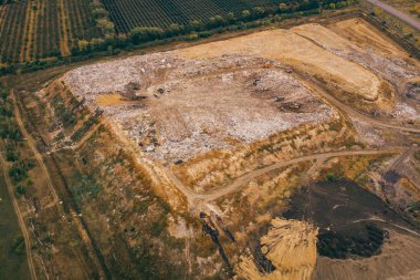 Şehir dökümü veya büyük çöp dökümü kamyonlar ve buldozerler, hava veya en iyi görünümü ile