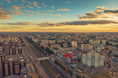 Voronej, Rusya - Eylül 2018 yaklaşık: Voronej şehir, Mosksvskiy umudu street, Rusya'nın havadan görünümü panorama. Dan yukarıda günbatımında görüntülemek