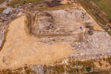 Şehir dökümü veya büyük çöp dökümü kamyonlar ve buldozerler, hava veya en iyi görünümü ile