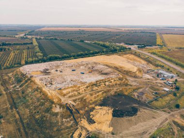 Şehir dökümü veya büyük çöp dökümü kamyonlar ve buldozerler, hava veya en iyi görünümü ile