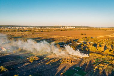 Tarım ateş, hava veya en iyi görünümü kontrollü çiftlik alanı üzerinde beyaz duman ile Kuru ot sonbaharda yanan,