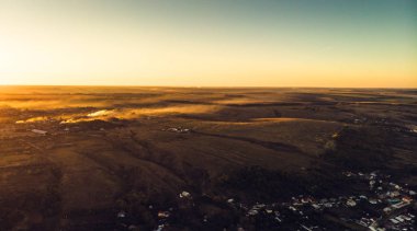 Sonbahar günbatımı kırsal köy Panoraması havadan görünümü