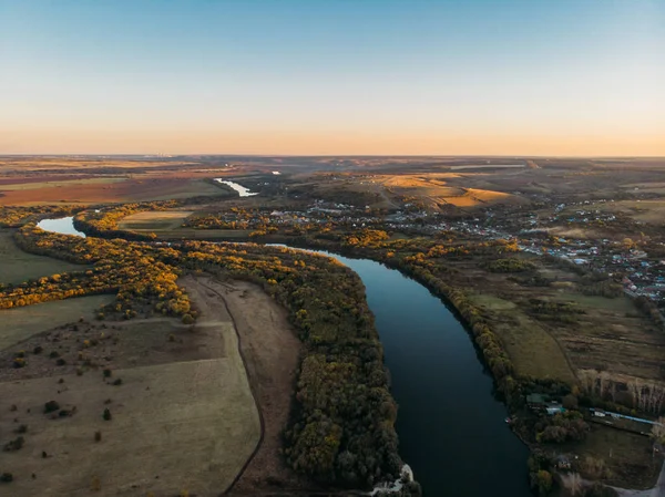 Vista aérea da paisagem rural, belo outono paisagem natural panorama de cima com grandes rios e campos agrícolas — Fotografia de Stock