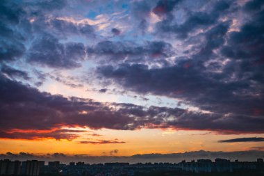 Gökyüzü günbatımı, güzel doğa manzara panorama city üzerinde dramatik renkli sonbahar bulutlara