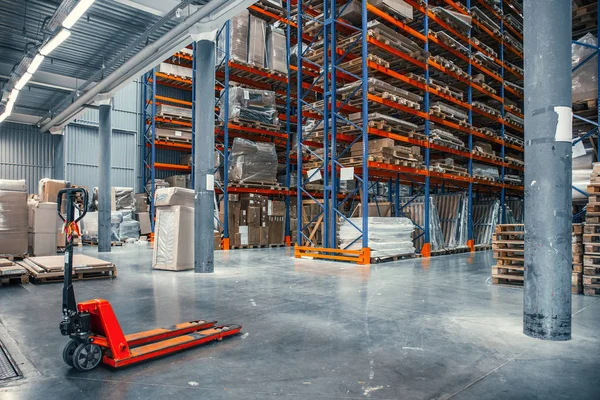 Gran almacén hangar Logística con lotes estantes o bastidores con paletas de mercancías. Envío industrial y distribución de carga —  Fotos de Stock