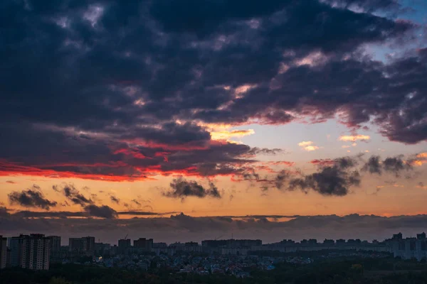 Nuvens de outono coloridas dramáticas no céu sobre a cidade ao pôr do sol, belo panorama da paisagem da natureza — Fotografia de Stock