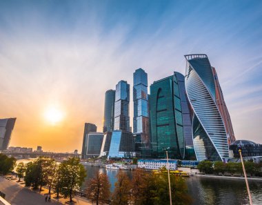 Gün batımında panoramik görünümü Moskova Nehri ve Moskova şehir. Yeni modern futuristik gökdelen Moskova-City